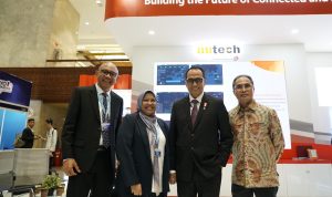 Duta Besar RI untuk Kazakhstan Fadjroel Rachman (kedua dari kiri), Direktur Group Business Development Telkom Honesti Basyir (kedua dari kanan), dan Direktur Utama Nutech Dina Hakiki (paling kiri) saat mengunjungi Booth Nutech pada ITS Asia Pacific Forum 2024 beberapa waktu lalu. Foto : Istimewa