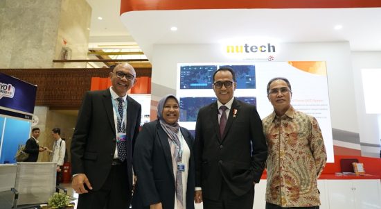 Duta Besar RI untuk Kazakhstan Fadjroel Rachman (kedua dari kiri), Direktur Group Business Development Telkom Honesti Basyir (kedua dari kanan), dan Direktur Utama Nutech Dina Hakiki (paling kiri) saat mengunjungi Booth Nutech pada ITS Asia Pacific Forum 2024 beberapa waktu lalu. Foto : Istimewa