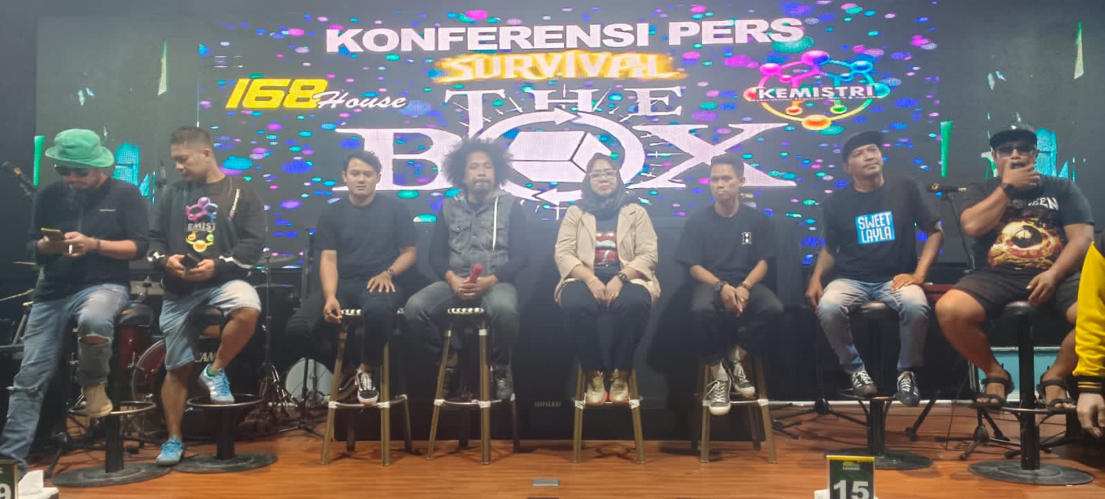 Personel The Box memberikan keterangan pers, terkait pelaksanaan konser yang berlangsung Senin ( 24 /6/ 2024). Dia salah satu cafe di Kota Palu, Minggu (23/6/2024).Foto : Istimewah.  