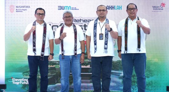 Dari kiri ke kanan : VP Network/IT Strategy, Technology & Architecture, Ermono Liman Prabowo; Direktur Network & IT Solution Telkom, Herlan Wijanarko; EGM Digital Infrastructure Development, Cholis Safrudin; dan EVP Telkom Regional VI, Rachmad Dwi Hartanto saat rehearsal test kesiapan gelaran infrastruktur telekomunikasi IKN di Balikpapan, Rabu (17/7/2024) . Foto : Istimewa