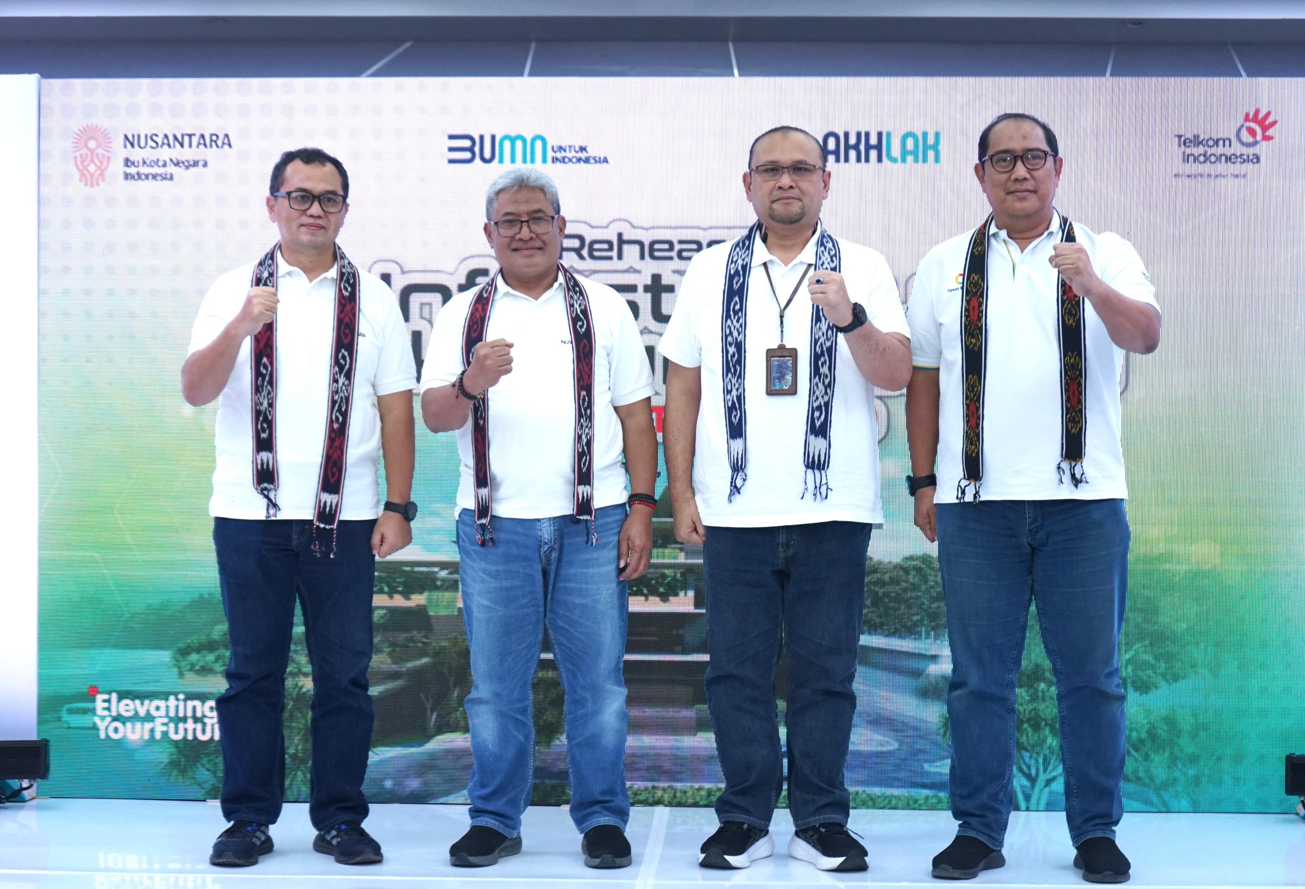 Dari kiri ke kanan : VP Network/IT Strategy, Technology & Architecture, Ermono Liman Prabowo; Direktur Network & IT Solution Telkom, Herlan Wijanarko; EGM Digital Infrastructure Development, Cholis Safrudin; dan EVP Telkom Regional VI, Rachmad Dwi Hartanto saat rehearsal test kesiapan gelaran infrastruktur telekomunikasi IKN di Balikpapan, Rabu (17/7/2024) . Foto : Istimewa