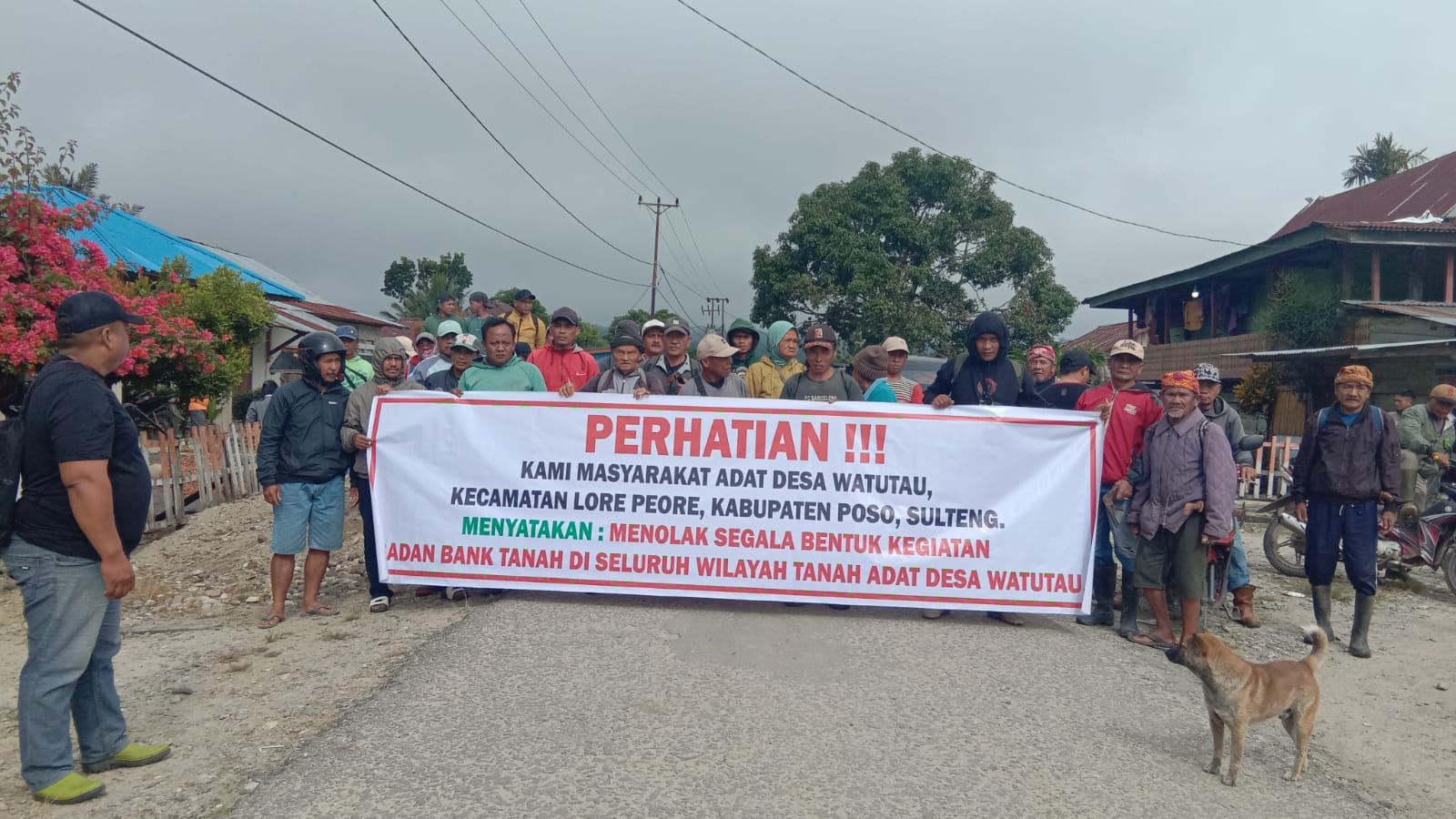 PROTES - Jaringan sipil WALHI Sulteng, SP Palu dan SLPP bersama warga mendesak pengelolaan tanah yang dilakukan Bank Tanah di atas tanah adat Pekurehua di Wuasa, Poso disetop. Foto : Istimewa