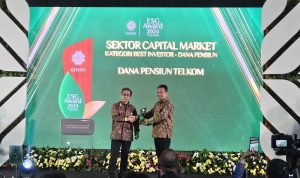 *Keterangan foto:* Presiden Direktur Dana Pensiun Telkom Abdul Hadi (kanan) saat menerima ESG Award 2024 (Environmental, Social, and Governance) by KEHATI di Sektor Capital Market dengan kategori Best Investor Dana Pensiun di Jakarta. Foto : Istimewa