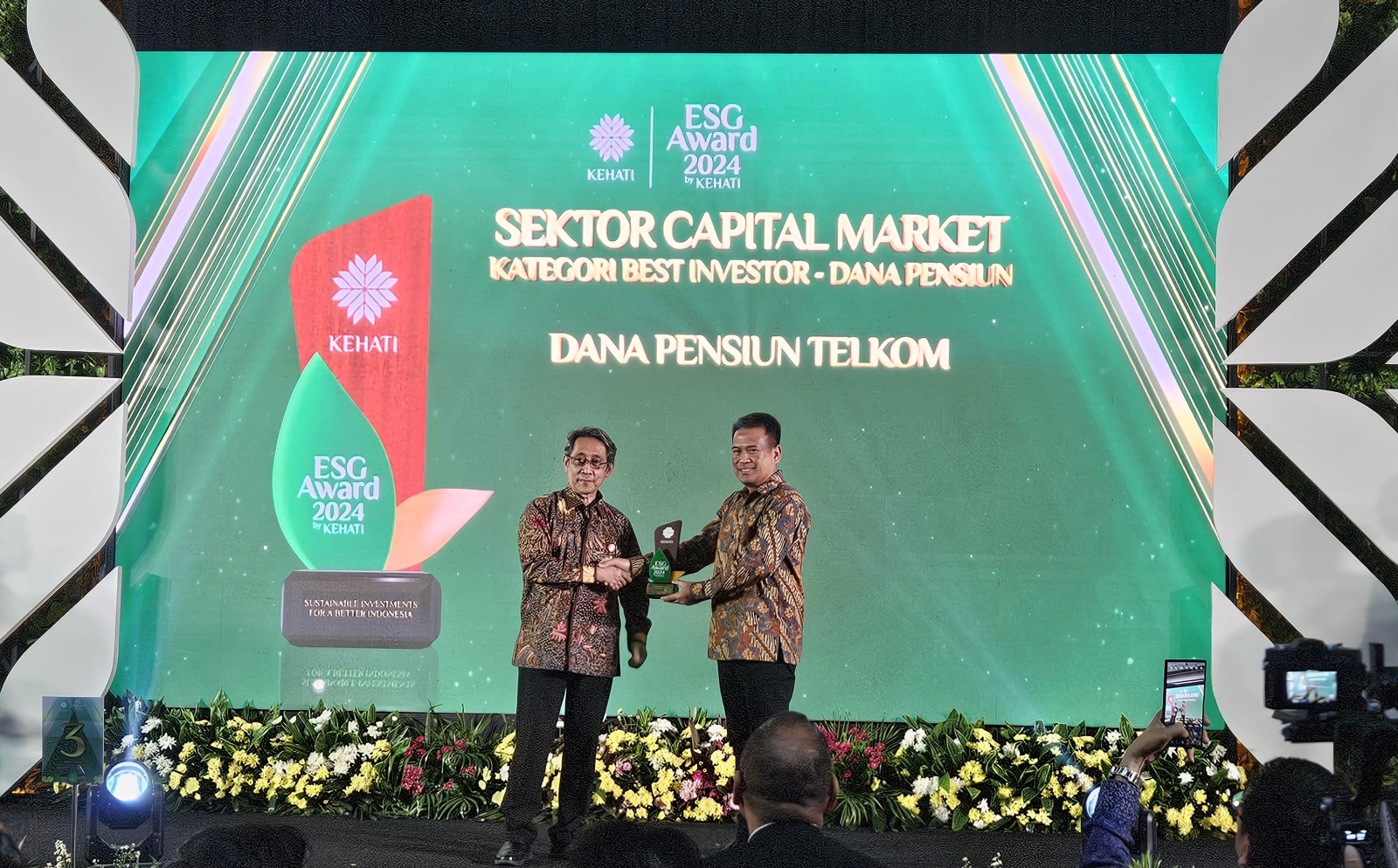 *Keterangan foto:* Presiden Direktur Dana Pensiun Telkom Abdul Hadi (kanan) saat menerima ESG Award 2024 (Environmental, Social, and Governance) by KEHATI di Sektor Capital Market dengan kategori Best Investor Dana Pensiun di Jakarta. Foto : Istimewa