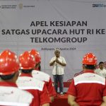Direktur Network & IT Solution Telkom Herlan Wijanarko memimpin kegiatan Apel Kesiapan Satgas Upacara HUT RI Ke-79 TelkomGroup di kantor Telkom Regional IV Kalimantan, Kamis (15/8/2024). Foto Istimewah *Foto 2:* Direktur Network & IT Solution Telkom Herlan Wijanarko memastikan kesiapan 200 personil yang akan bertugas pada pelaksanaan upacara HUT ke-79 RI di IKN.
