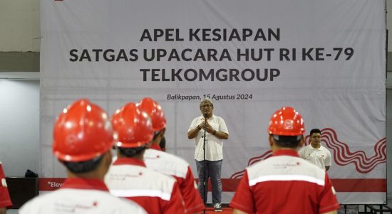 Direktur Network & IT Solution Telkom Herlan Wijanarko memimpin kegiatan Apel Kesiapan Satgas Upacara HUT RI Ke-79 TelkomGroup di kantor Telkom Regional IV Kalimantan, Kamis (15/8/2024). Foto Istimewah *Foto 2:* Direktur Network & IT Solution Telkom Herlan Wijanarko memastikan kesiapan 200 personil yang akan bertugas pada pelaksanaan upacara HUT ke-79 RI di IKN.