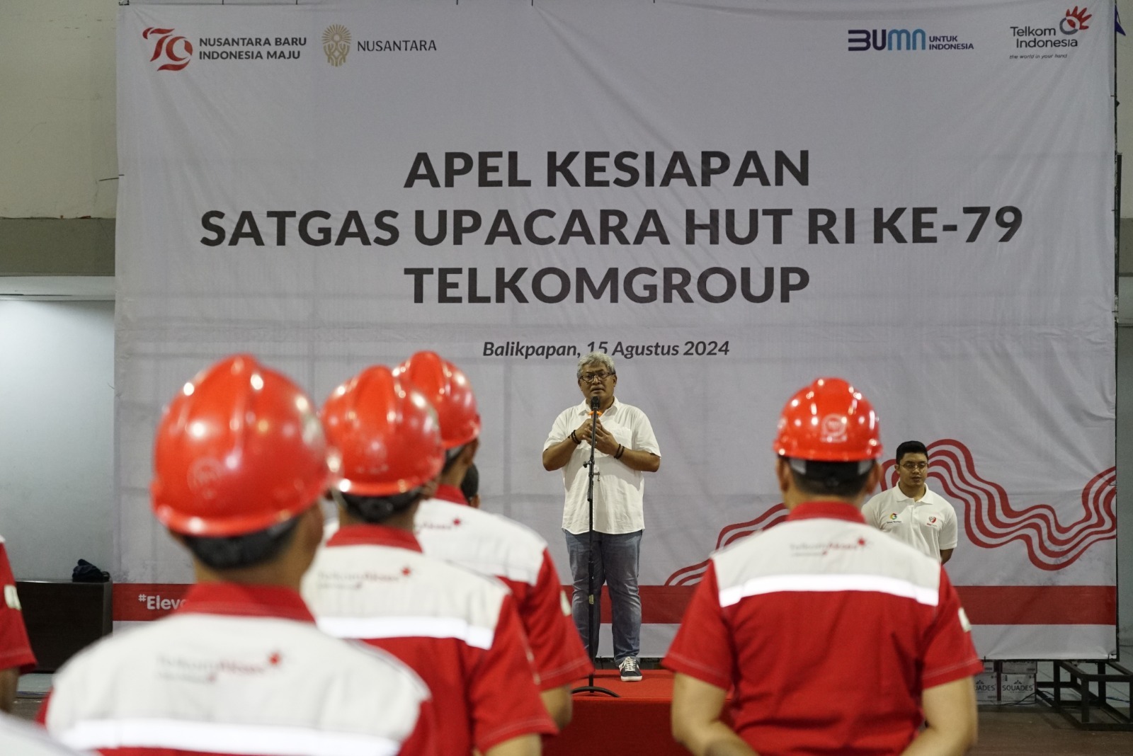 Direktur Network & IT Solution Telkom Herlan Wijanarko memimpin kegiatan Apel Kesiapan Satgas Upacara HUT RI Ke-79 TelkomGroup di kantor Telkom Regional IV Kalimantan, Kamis (15/8/2024). Foto Istimewah*Foto 2:* Direktur Network & IT Solution Telkom Herlan Wijanarko memastikan kesiapan 200 personil yang akan bertugas pada pelaksanaan upacara HUT ke-79 RI di IKN.