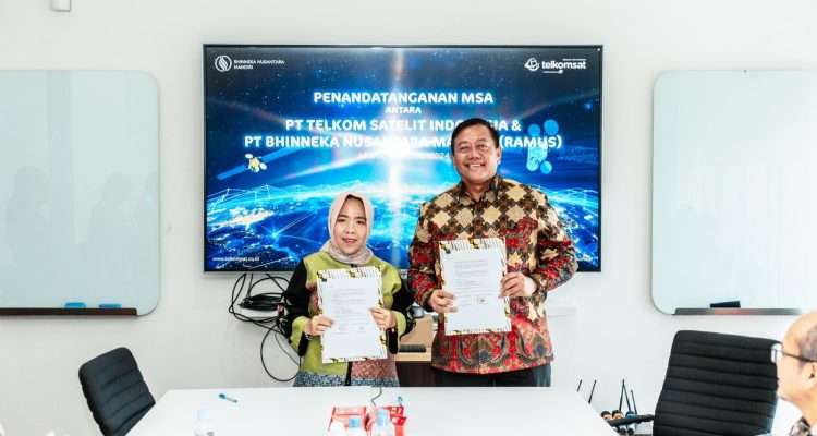 Direktur PT Bhinneka Nusantara Mandiri Nuraeni E. Sudirman (Kiri) dan Direktur Utama Telkomsat Lukman Hakim Abd Rauf (Kanan) pada penandatanganan MSA antara Telkomsat dan PT Bhinneka Nusantara Mandiri yang berlangsung pada Jumat, (4/10/2024). PJS. COM. Foto : Istimewah