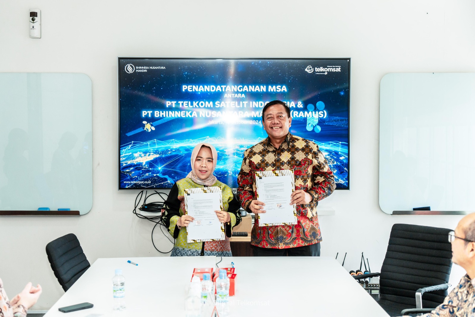 Direktur PT Bhinneka Nusantara Mandiri Nuraeni E. Sudirman (Kiri) dan Direktur Utama Telkomsat Lukman Hakim Abd Rauf (Kanan) pada penandatanganan MSA antara Telkomsat dan PT Bhinneka Nusantara Mandiri yang berlangsung pada Jumat, (4/10/2024). PJS. COM. Foto : Istimewah